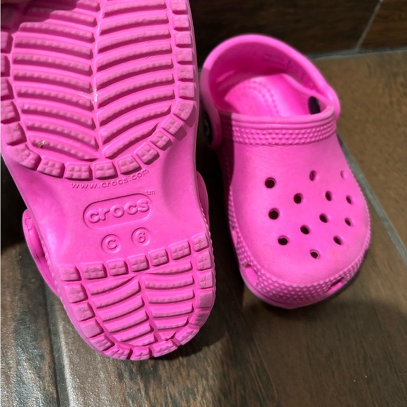 CROCS Kids Vibrant Pink Water Shoes - Picture 2 of 2
